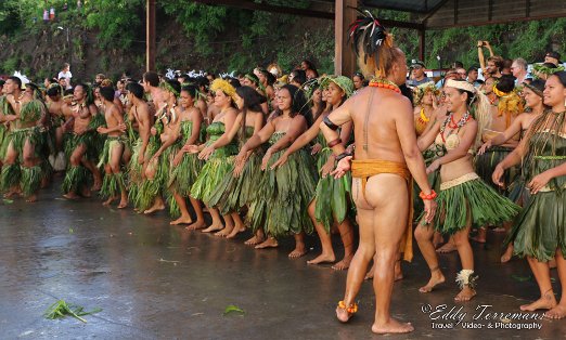 Aranui-12 The Aranui being welcomed at Hiva Oa - Marquesas - december 2015