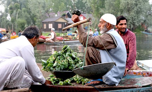 Floating vegetable market You have to wake up before 5 am to go to this market in Srinagar - June 08, 2019