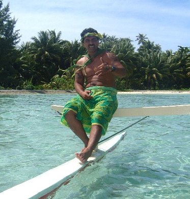 Local dude Polynesian are colorful and funny people - Huahine - April 2004