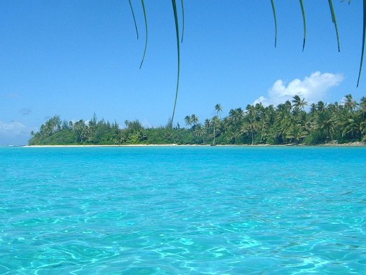 Motu Crystal clear turqoise waters dotted with small islets makes up Huahine - French Polynesia - April 2004