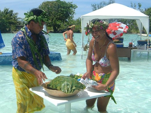 Water Barbecue Barbecue served in the water - Huahine - April 2004