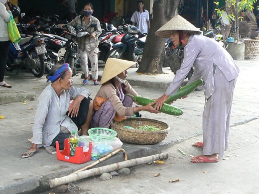 Hoi An market Vegetables changing owner - Hoi An - December 2012