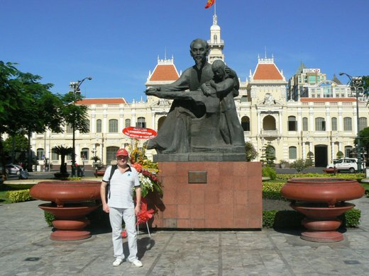 Saigon Ho Chi Minh statue - Saigon - December 2012